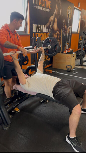 Allenamento personalizzato con distensioni su panca piana bilanciere